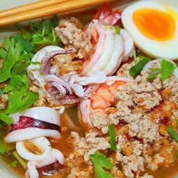 บะหมี่เหลืองต้มยำหมูสับทะเล