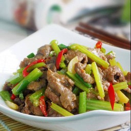 芹菜牛肉 เนื้อผัดคื่นช่าย