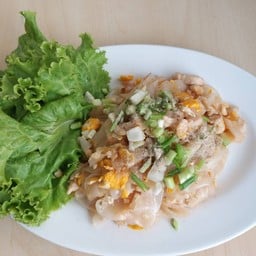 ก๋วยเตี๋ยวคั่วไก่ + น้ำเก๊กฮวย