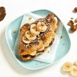 ครอฟเฟิลนูเทลล่า + กล้วย + เม็ดช็อกโกแลต