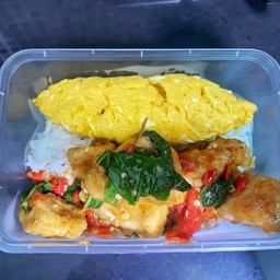 ข้าวไข่ม้วนไก่ป๊อปซอสกะเพรา