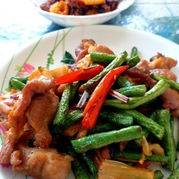 ผัดถั่วฝักยาวคั่วไก่พริกสดราดข้าว