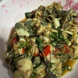 ผัดกะเพรากบสด