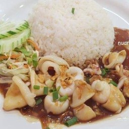 ข้าวราดหมึกกระเทียม