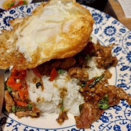 ชุดข้าวหน้ากะเพราหมูชิ้นไข่ดาว