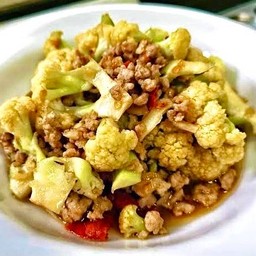 ข้าวผัดดอกกะหล่ำหมูสับ