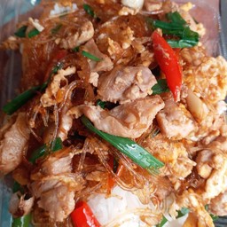 ผัดวุ้นเส้นพริกสดไก่ใส่ไข่ราดข้าว