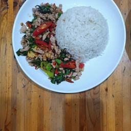 ผัดกะเพราหมูสับราดข้าว