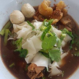 เส้นใหญ่น้ำตกหมู