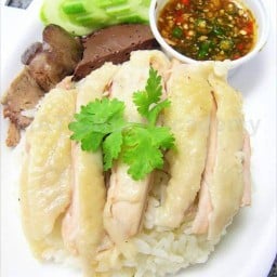 ก๋วยเตี๋ยวข้าวมันไก่ป้าบัว