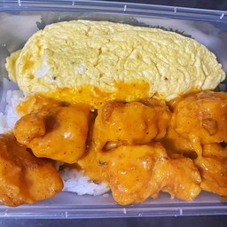 ข้าวไข่ม้วนไก่ป๊อปซอสพะแนง