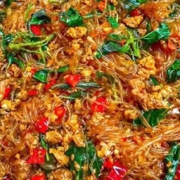 ข้าวกะเพราหมูสับใส่วุ้นเส้น