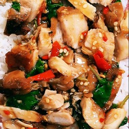 ข้าวกระเพราหมูกรอบ+ไก่ย่าง