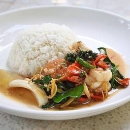ผัดฉ่ากุ้ง+ปลาหมึก ราดข้าว