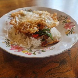 ชุดข้าวหน้ากะเพราไก่ชิ้นไข่ดาว