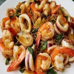 กระเพรารวมมิตรราดข้าว