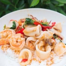 กระเพราปลาหมึก