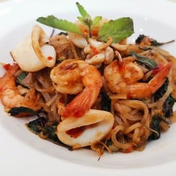 เส้นก๋วยเตี๋ยวผัดกะเพราทะเล