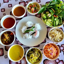 ขนมจีนน้ำยากะทิและไตปลา