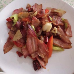 炒云南自制腊肉  ผัดเบคอนยูนนาน