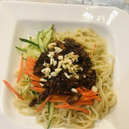 北京炸酱面  บะหมี่เต้าเจี้ยวหมูสับปักกิ่ง