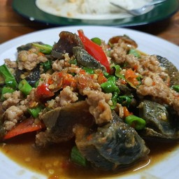 กระเพราไข่เยี่ยวม้าหมูสับ