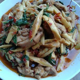 ผัดเผ็ดหน่อไม้เหลืองหั่นไก่(ราดข้าว)