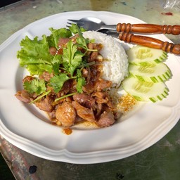 หมูกระเทียมราดข้าว