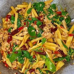 ผัดกระเพราหน่อไม้