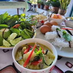 ขนมจีนแกงเขียวหวานไก่และน้ำยากะทิ