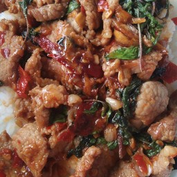 ข้าวราดกะเพราหมูชิ้น