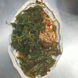 ไข่เยี้ยวม้ากระเพรากรอบ