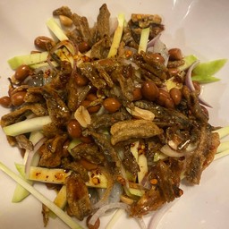 ยำมะม่วงปลากรอบ