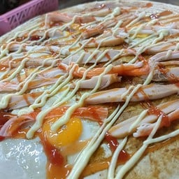 เครปพริกเผาไข่ดาวปูอัดไส้กรอก