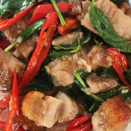 หมูกรอบผัดพริกสดใบโหระพา กับข้าว