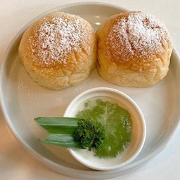 ขนมปังอุ่นร้อนสังขยาใบเตย