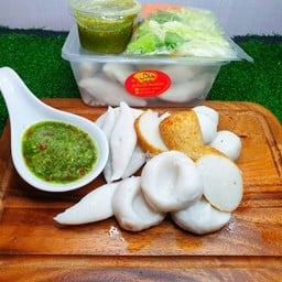 ยำลูกชิ้นปลา(รวมฮือก้วย)