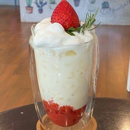 นมสดสตรอเบอรีเกาหลี (เย็น/ปั่น)