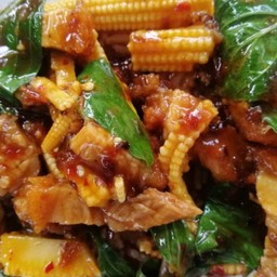 หมูกรอบผัดน้ำพริกเผา กับข้าว