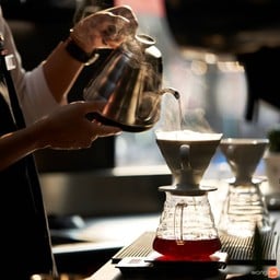 และนี่ก็คือโซน Slow Bar สำหรับคอกาแฟดริป ที่ทางร้านคัดกาแฟรสมีเสน่ห์และเอกลักษณ์