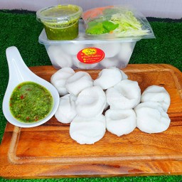 ยำลูกชิ้นปลา(บุ๋ม)