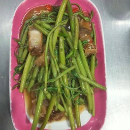 ผัดกระเฉดหมูกรอบ