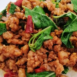 กระเพราหมูสับ กับข้าว