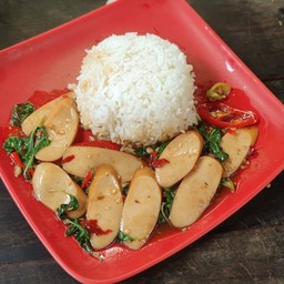 กระเพราไส้กรอกไก่รมควันหนังกรอบ (Stir fried smoked chicken sausage with Thai basil and chills)