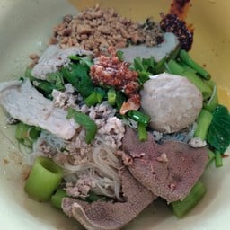 ก๋วยเตี๋ยวเรืออยุธยา (เจ๊นัน) ซอยร.ร.แกลง