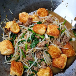 ข้าวถั่วงอกผัดเต้าหู้ไข่หมูสับ