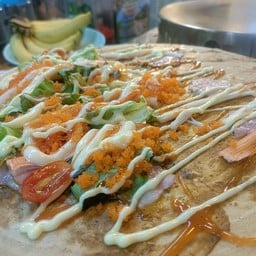 เครปผักสลัดพริกเผาเบค่อนปูอัดไข่กุ้ง