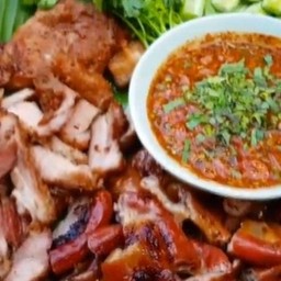 ส้มตำคอหมูย่าง