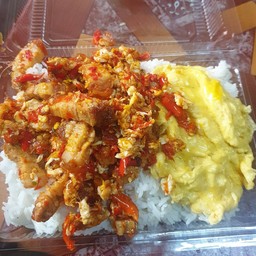 ข้าว ไข่คั่วพริกเกลือ หมูกรอบ กล่องใหญ่