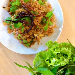 ยำข้าวทอดแหนมคลุก